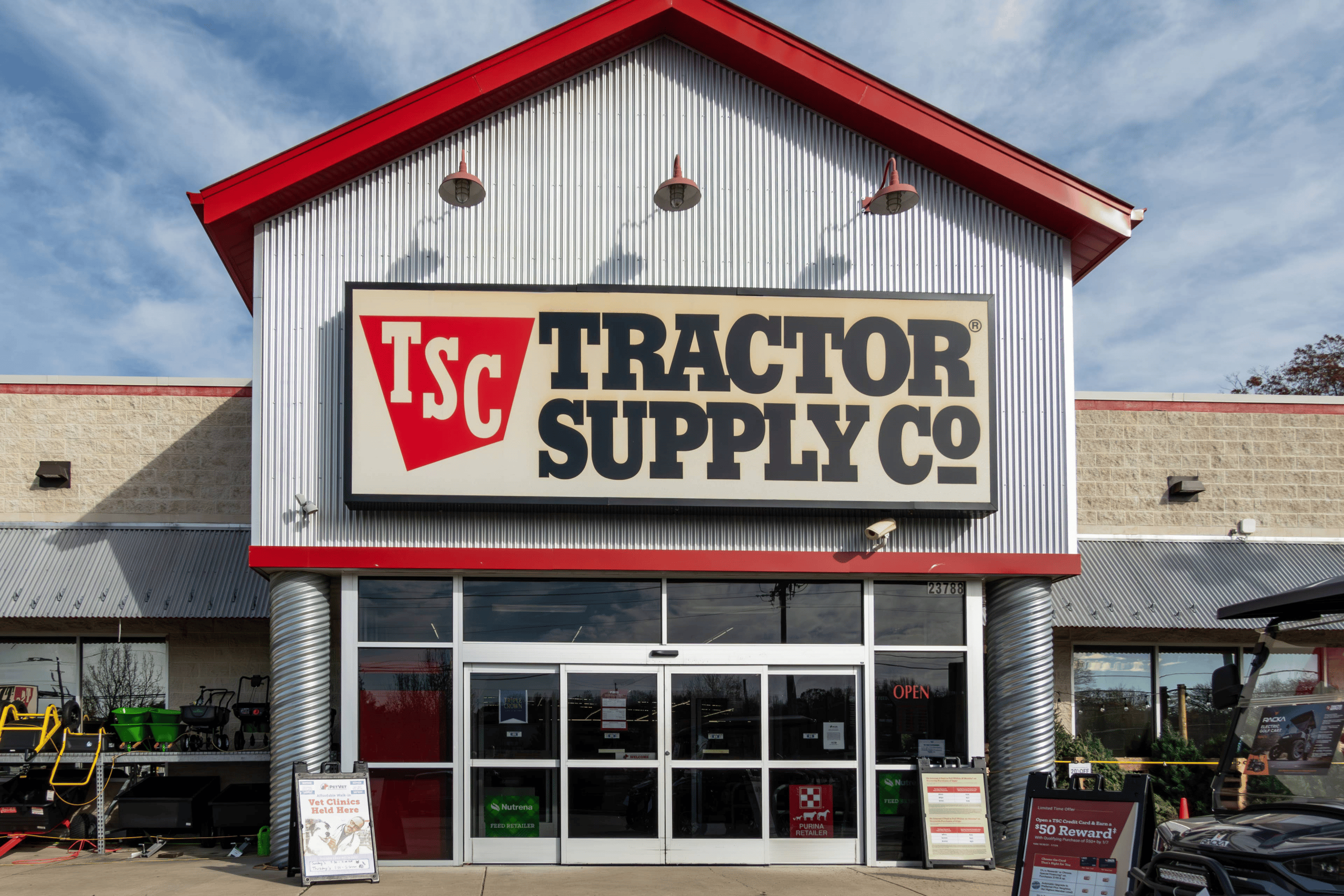 Tractor Supply's Beautiful Solar Light Bird Feeder Creates a Magical Ambiance in Any Yard – aol.com