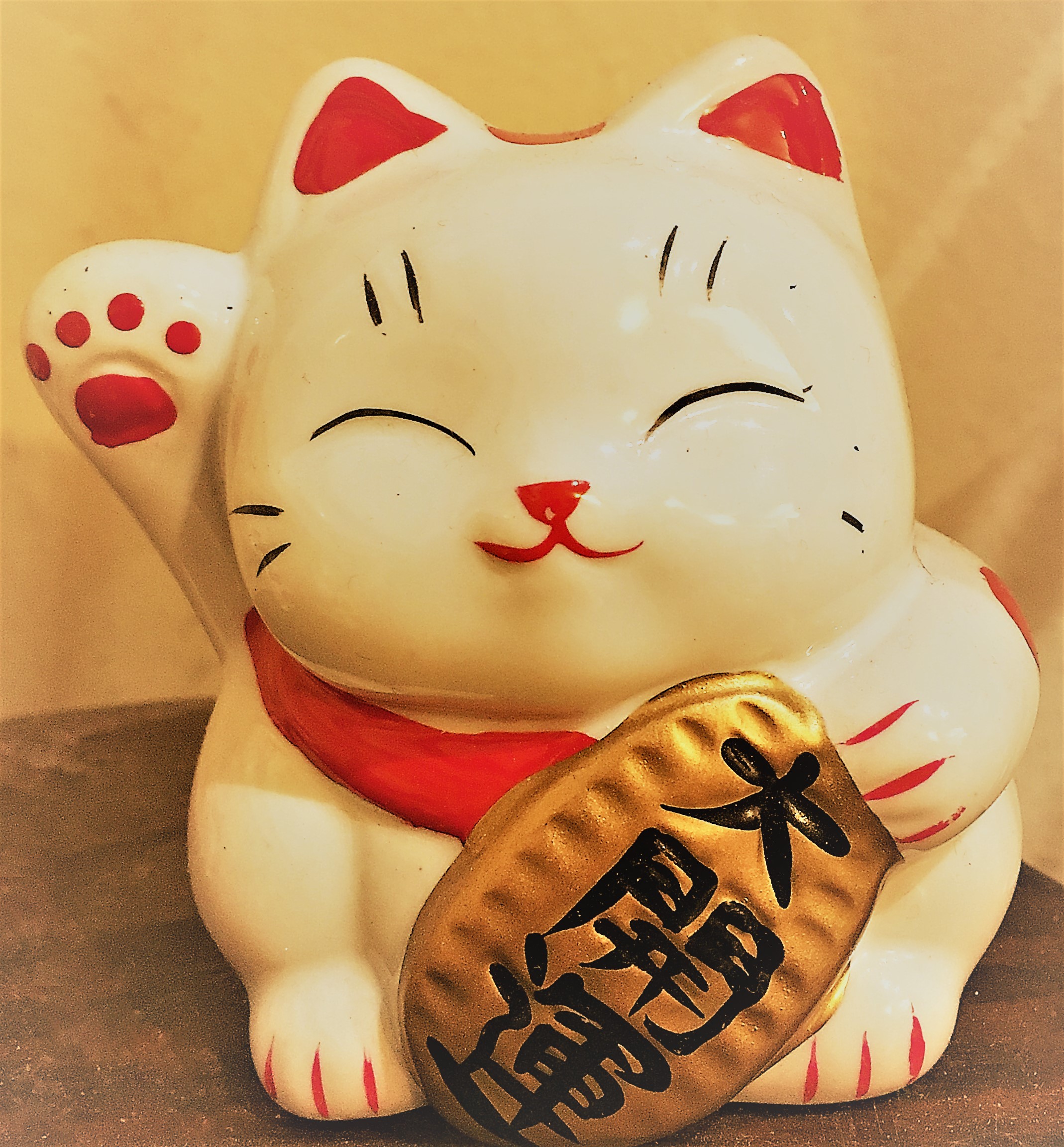 le chat fétiche ou maneki-neko  est aussi appelé chat porte-bonheur.