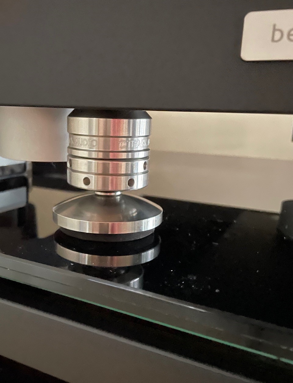 Music Session with Steve Williams, the Bergmann New Modi Airbearing Turntable and our Artesania Isolation Tips and Tweaks 3 Artesania Audio decoupling discs under track audio 1