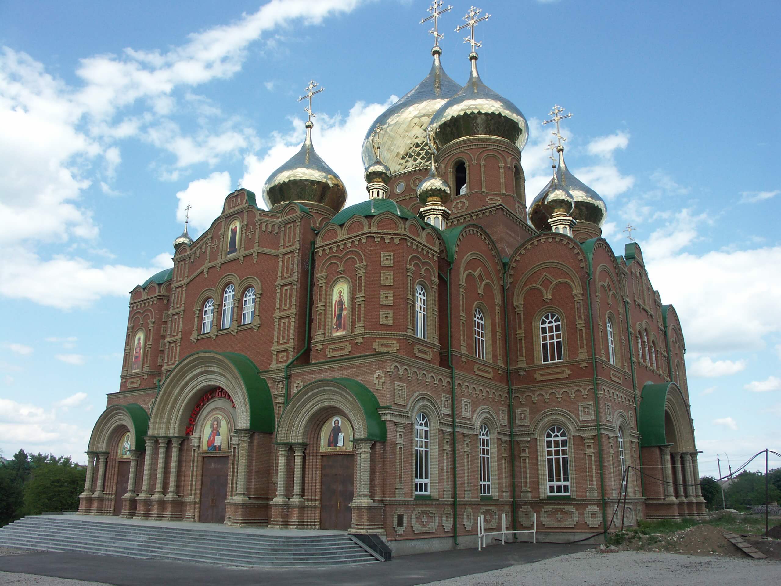 Фотография Церковь облицованна кирпичом в Луганске