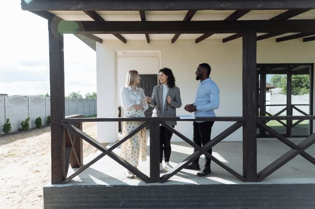 Erfolgreiche Minikurse: Erstellung und automatisierter Verkauf 2 Kostenloses Stock Foto zu agent, architektur, besichtigung