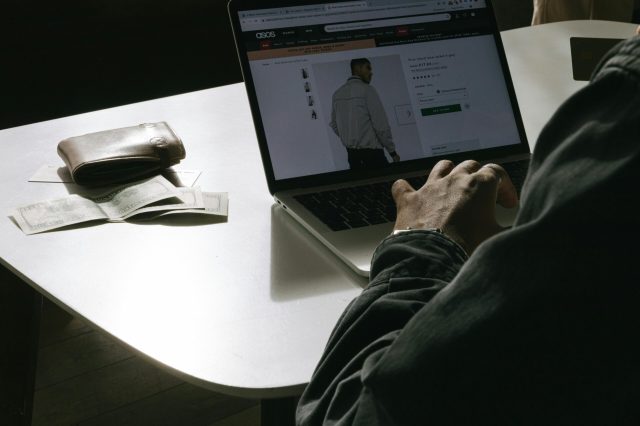 Kostenloses Stock Foto zu asynchrones einkaufen, bildschirm, blick Ã¼ber die schulter