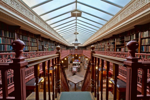 Erkunden Sie das historische Innere der Leeds Library mit klassischen BÃ¼cherregalen und Oberlicht.