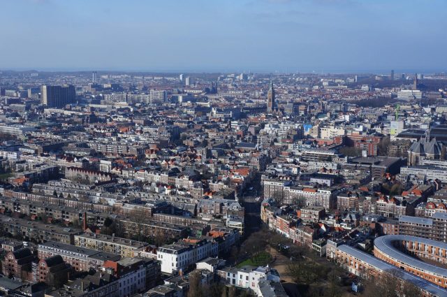 Luftaufnahme Der Stadt Unter Blauem Und WeiÃŸem BewÃ¶lktem Himmel