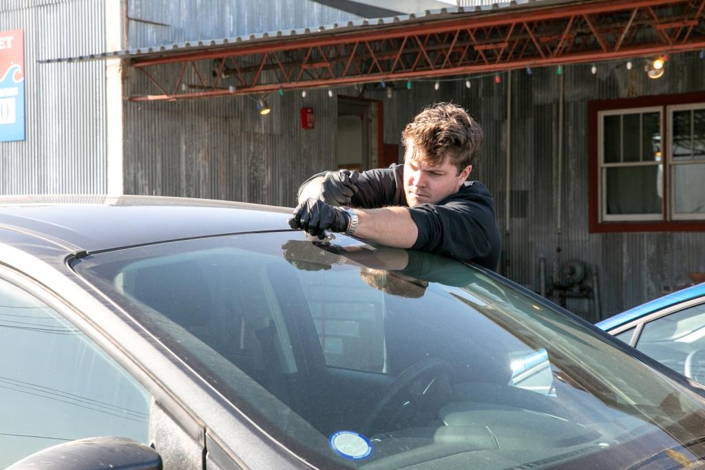 Once you figure out the mystery of how the windshield wipers on your pontiac sunfire are fastened to the wiper arms, replacing them will become an easy task. Is Your Windshield Leaking Here S Why And What You Should Do Only 1 Auto Glass