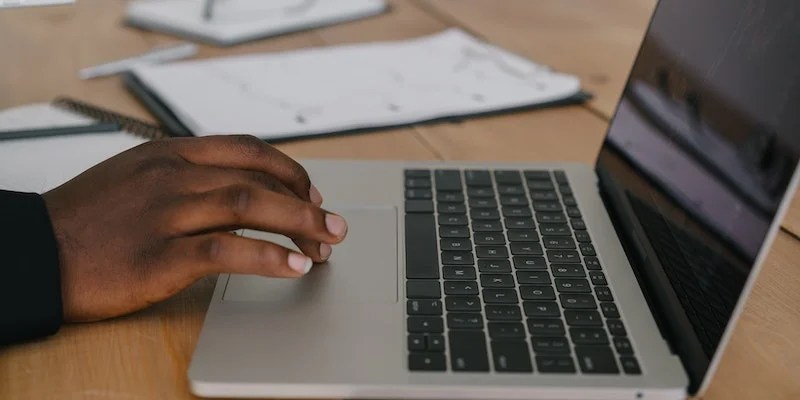 Como entrar na BIOS do notebook Samsung? - Mikhail Nilov (Pexels)