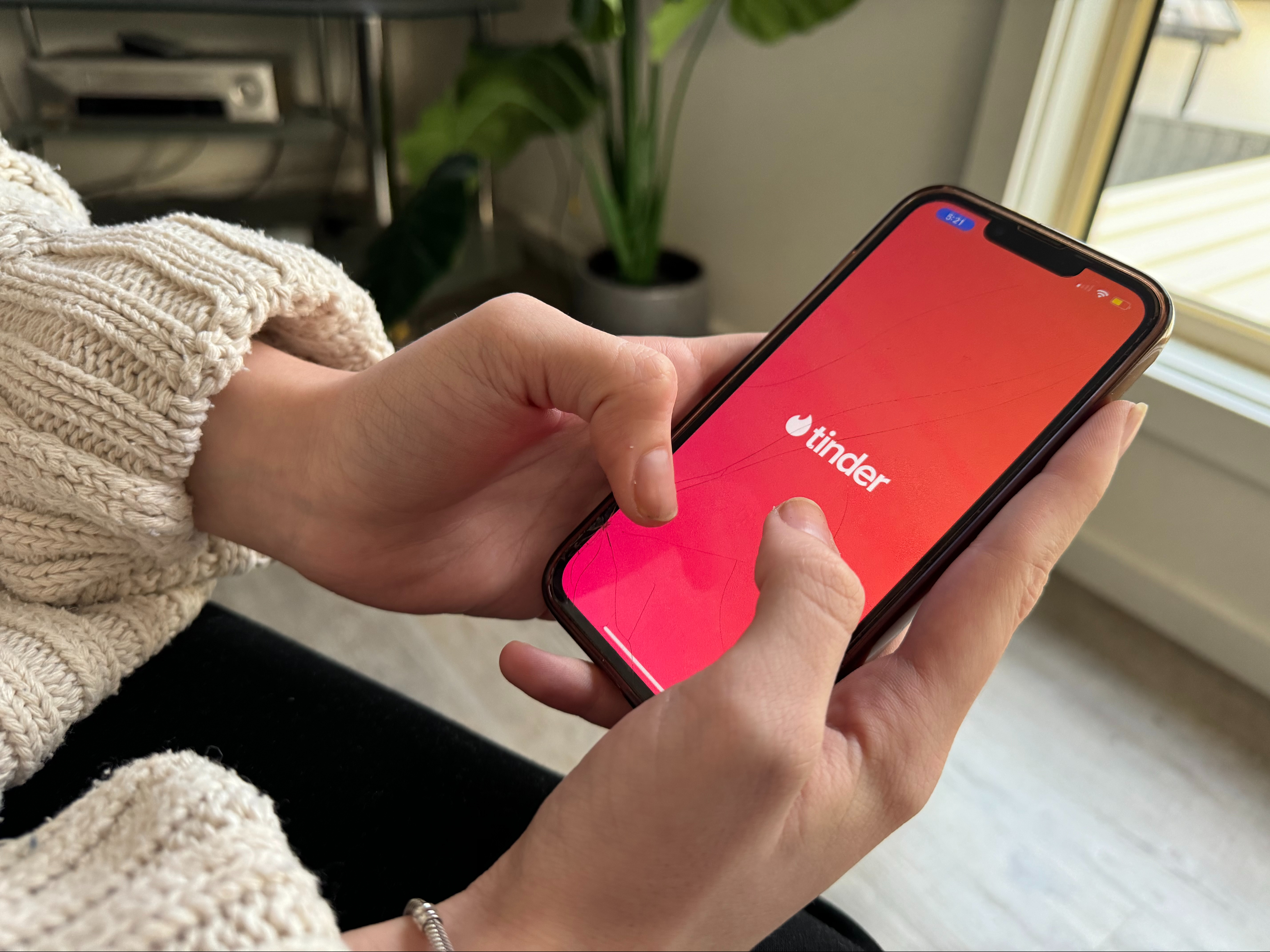 An epidemic of bad dates: superficial apps are dumbing down Adelaide’s dating scene
