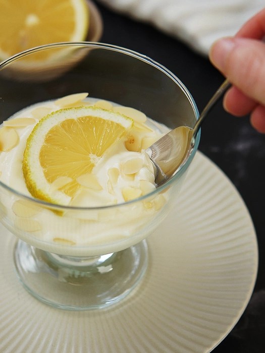 Schnelle leckere Zitronencreme, mit Mandeln bestreut