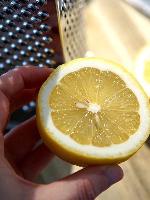 Zitronenschale abreiben