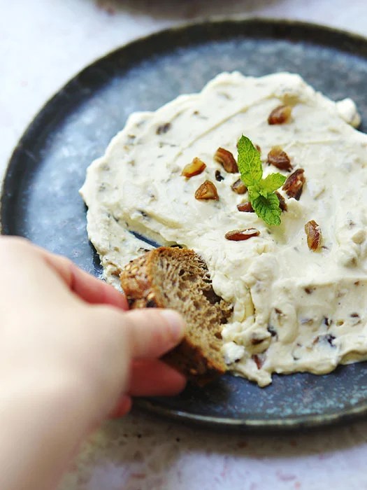 Dip mit Datteln und Frischkäse, dazu Brot.
