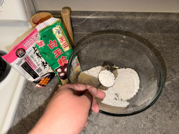 Adding joshinko rice flour and shirtatamko rice flour together.