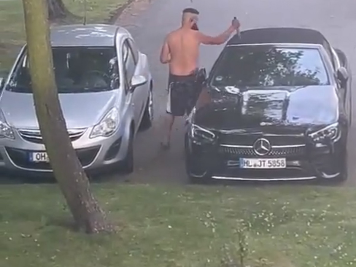 Lübeck: Messermann sticht auf Auto ein