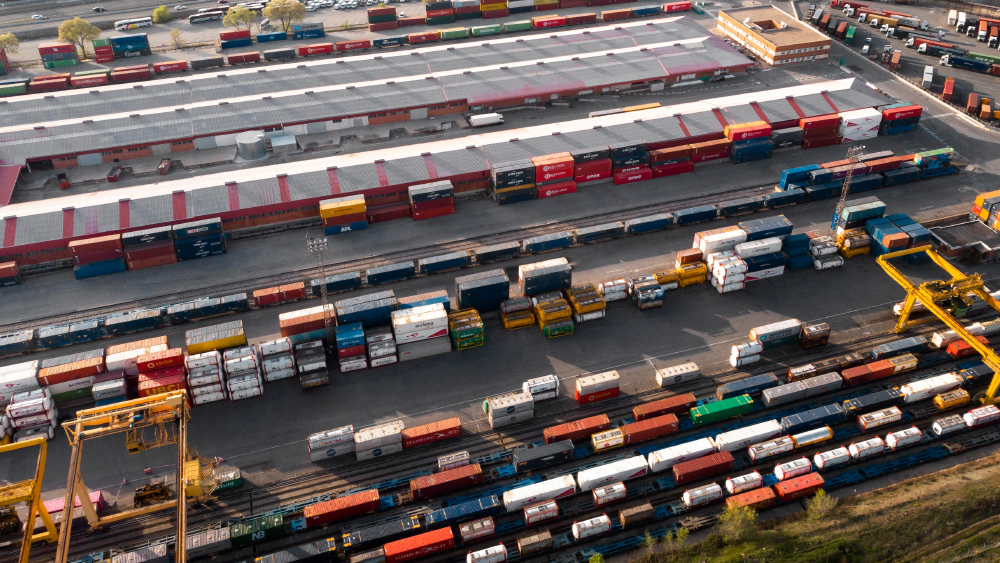 Вагоны, ЖД переезд