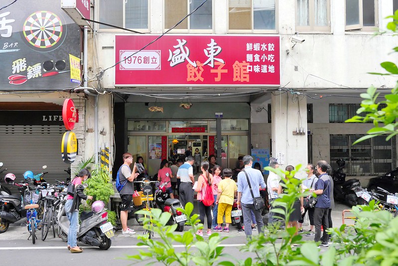 盛東餃子館_台中東勢：沒開店就大排隊四十年老店 評價兩極餃子有大顆飽滿要辣醬有加分