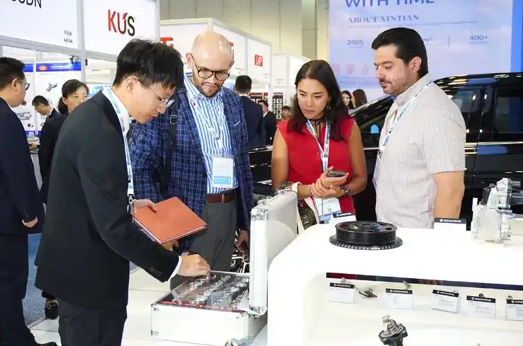 00 Motores Dongfeng en INA PAACE Automechanika 00