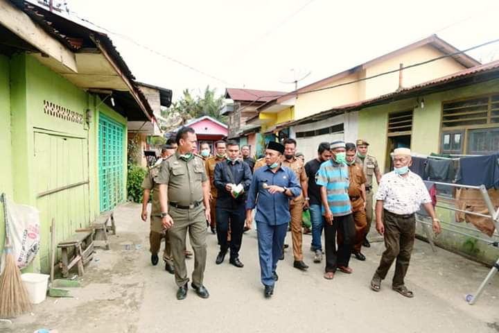 Bupati Bantu Korban Kebakaran di Jalan Air Bersih Kampung Pelabuhan | Orbit  Digital
