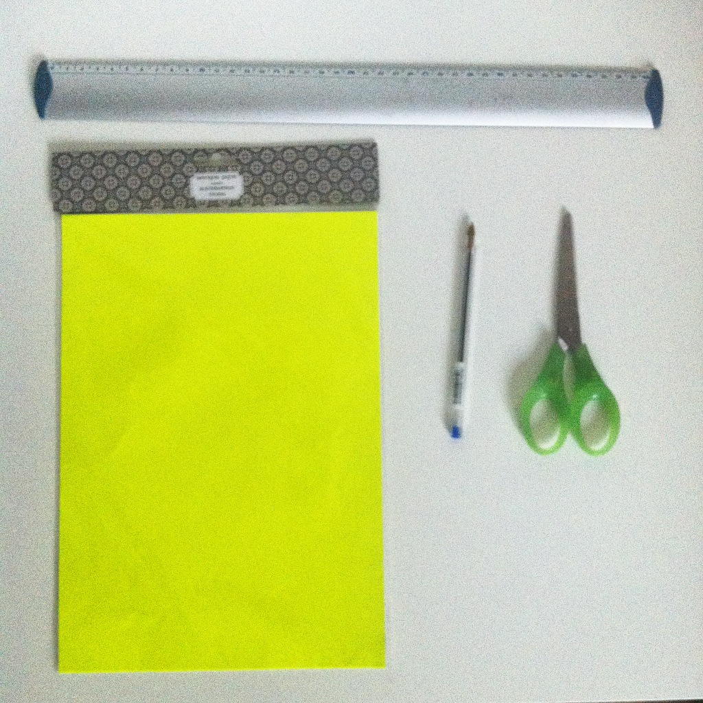 ETAPE 3: Avec des papiers vous allez des couper des carrés de la taille de l'intérieur