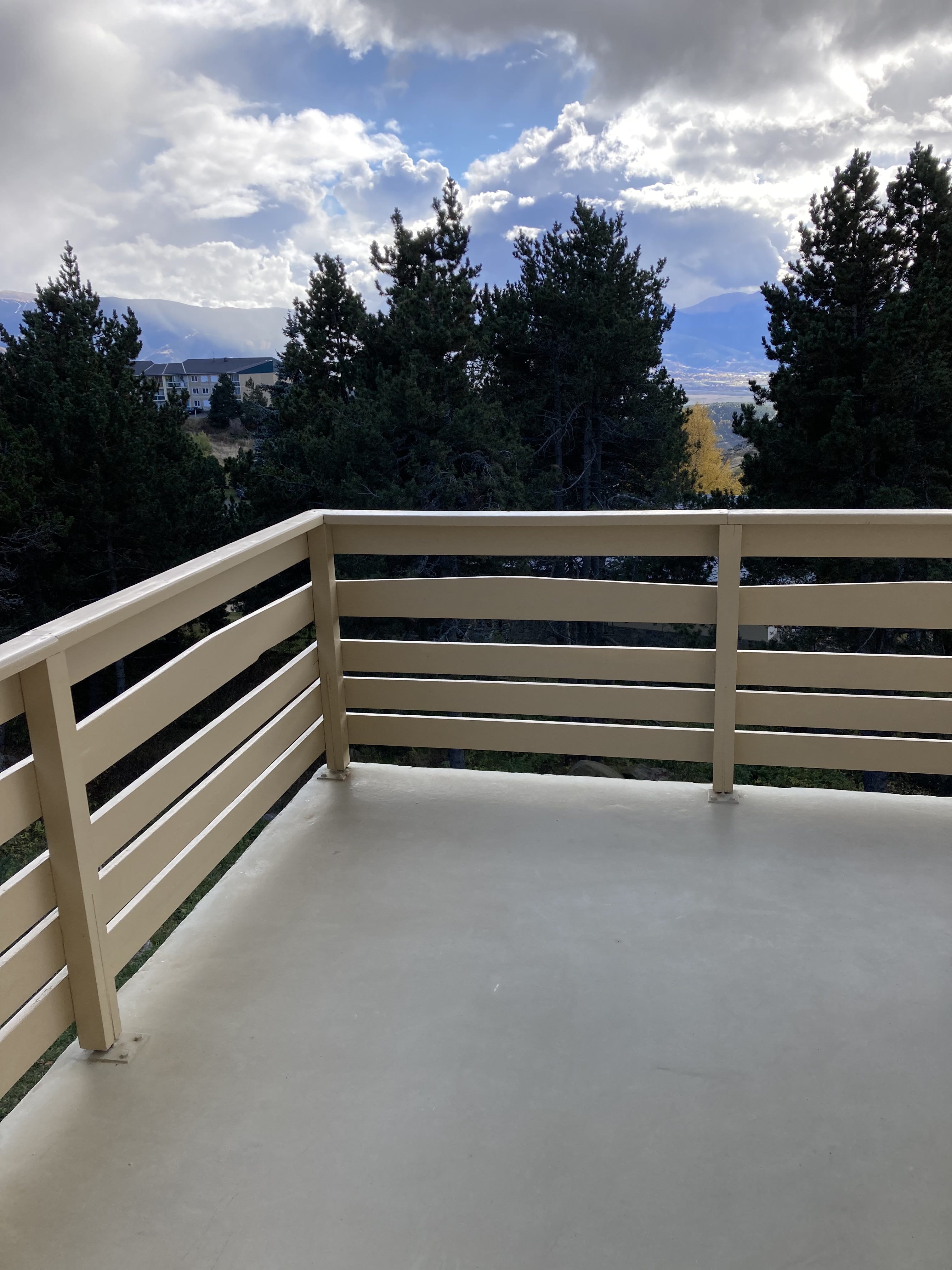 nous avons un grand balcon avec une belle vue