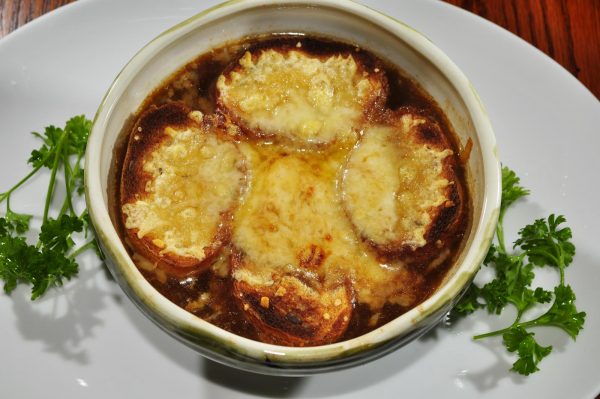 Receta de la tradicional sopa de cebollas francesa