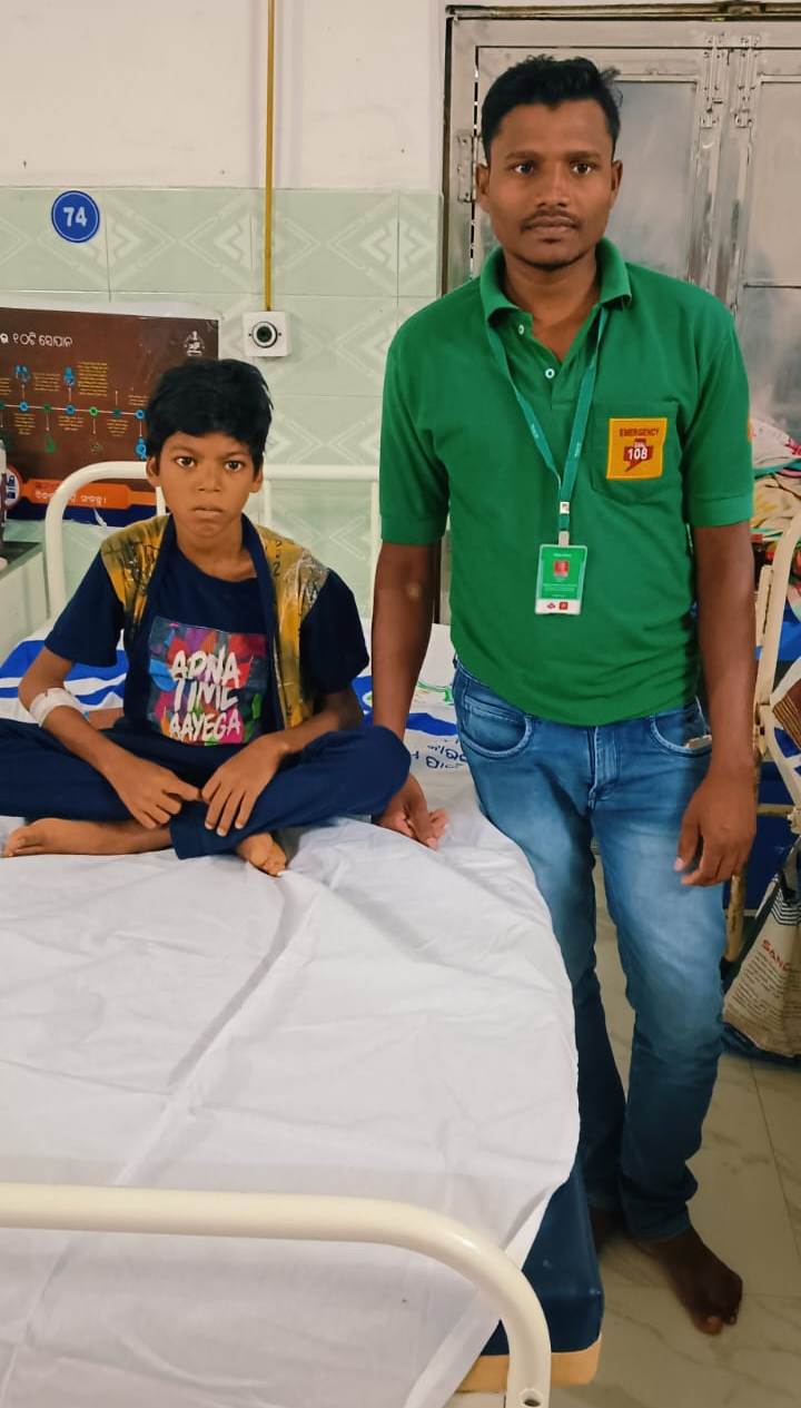 Odisha 108 ambulance crew showed his humanity by donating blood to a