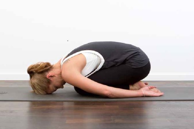 Yoga baut stress ab und tut körperlich und seelisch gut. Yoga-Ãbung der Woche: Child's Pose Stellung des Kindes