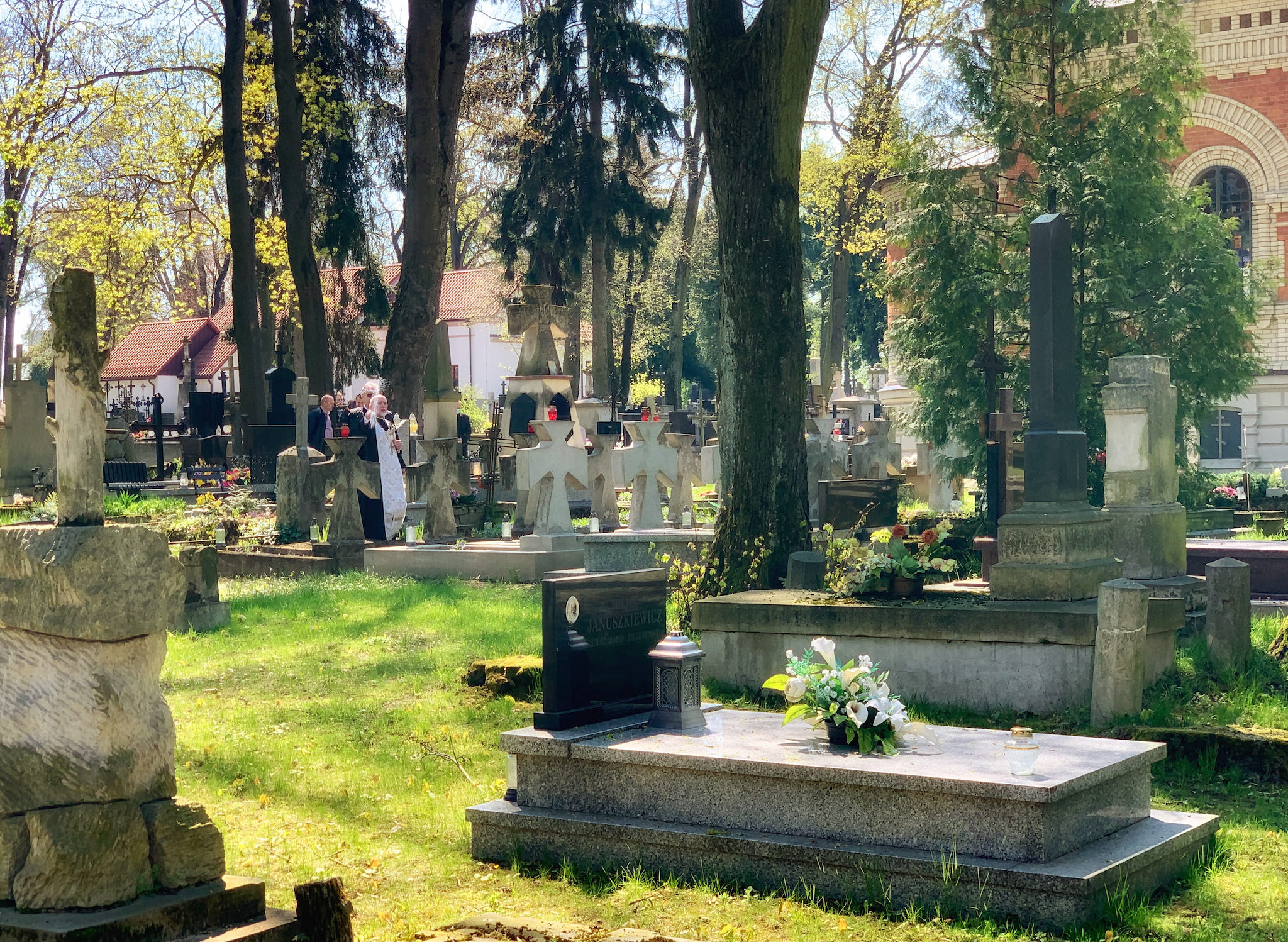 Święcenie grobów na lubelskim cmentarzu prawosławnym przy ul. Lipowej w niedzielę Antypaschy