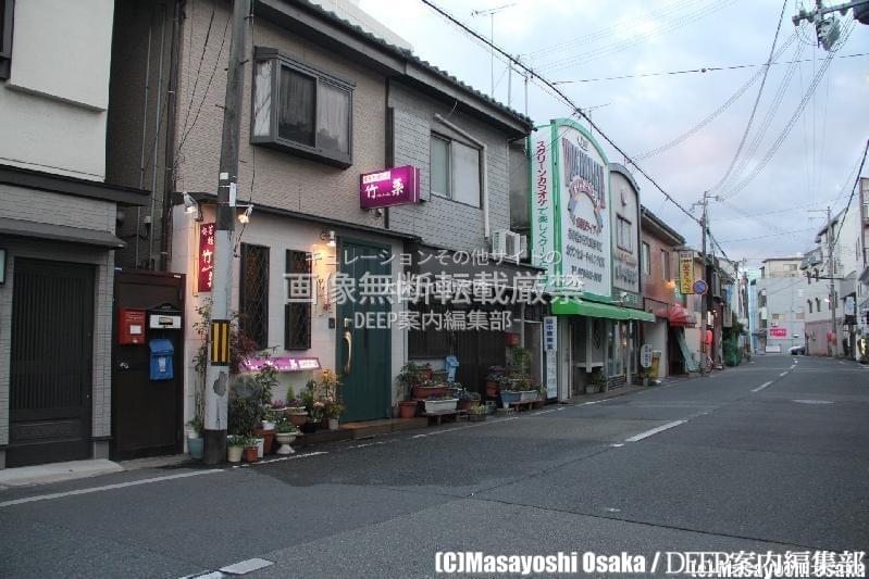 古い街 Kitsunezuka Street: A street and hill with names remaining