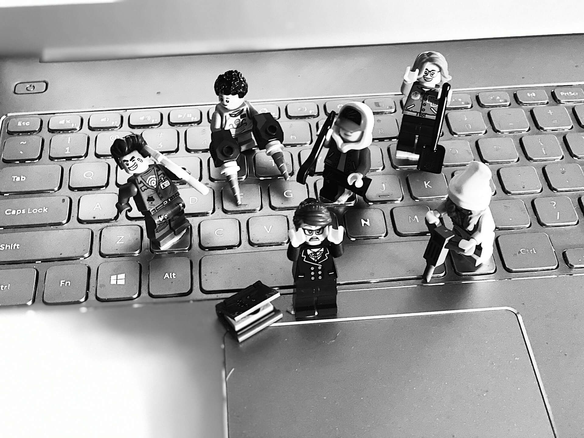 キーボードとおもちゃの画像