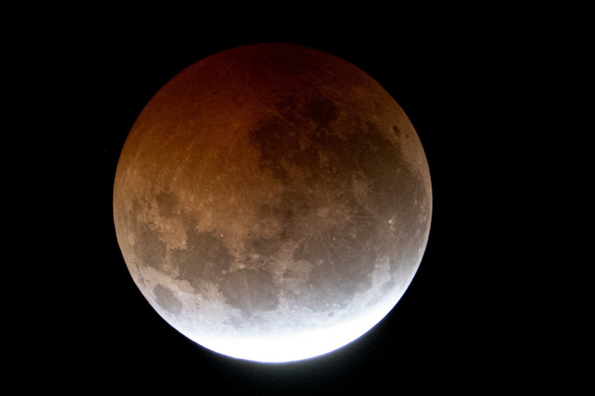 Eclipse 1 A lua cheia, também conhecida como Lua do Esturjão, se põe durante um eclipse lunar parcial, vista do Rio de Janeiro, Brasil, em 28 de agosto de 2026.- Foto: MAURO PIMENTEL / AFP
