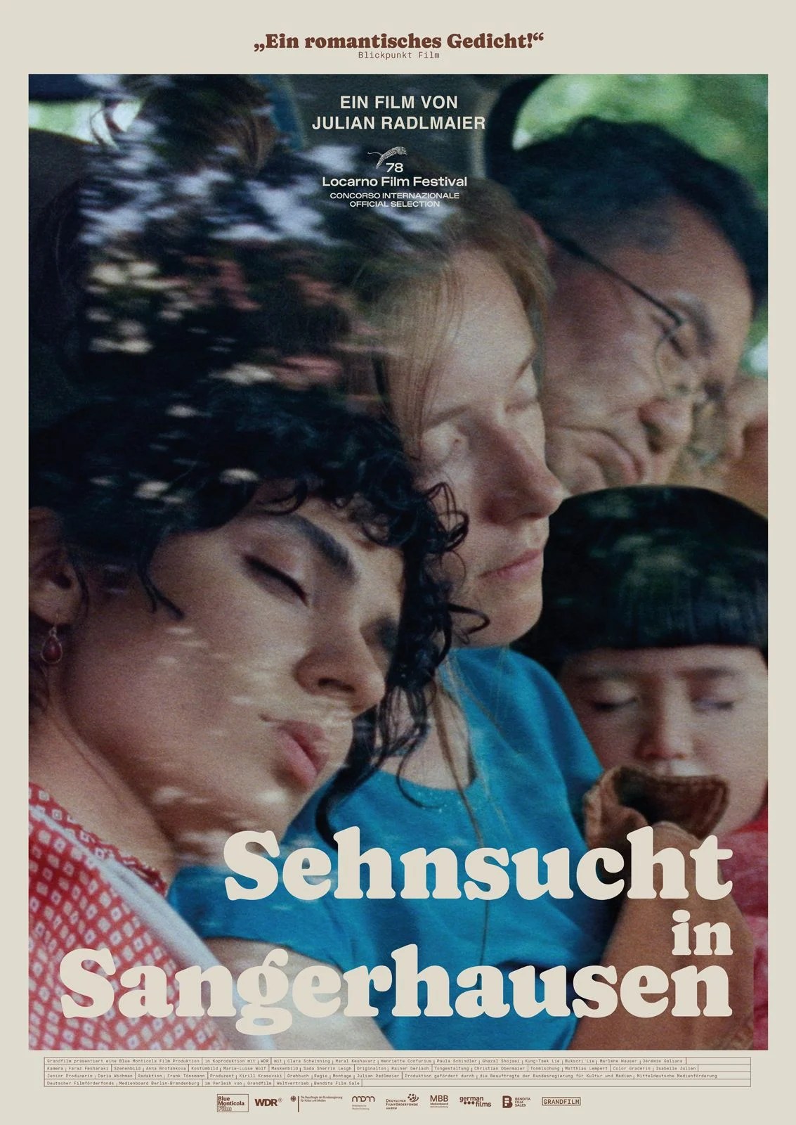 Pôster do filme Sehnsucht in Sangerhausen, de Julian Radlmaier, com quatro pessoas dormindo juntas