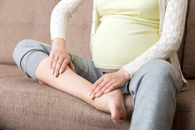 Jalgade turset kogeb raseduse ajal umbes 80% naistest. Loe, miks turse tekib, millal rääkida arstiga ja 7 lihtsat võtet, kuidas lümfiringet toetada.