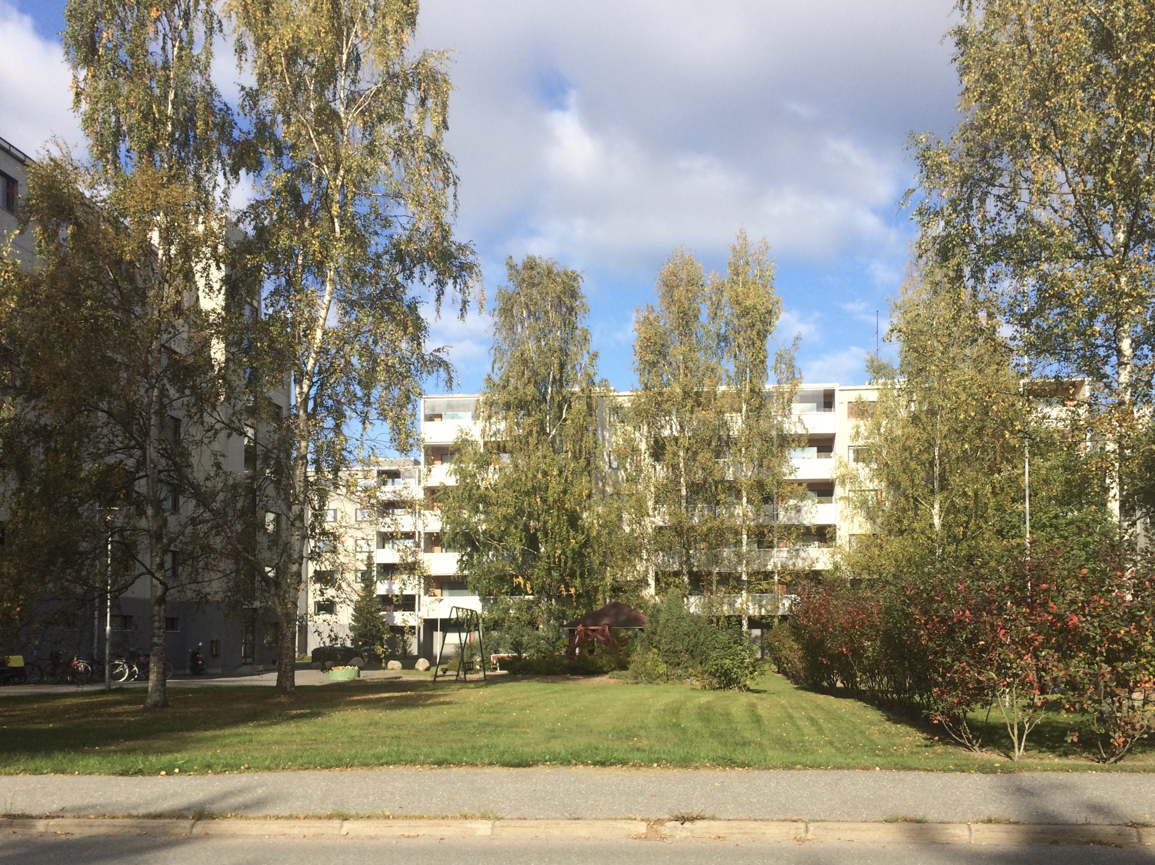 Lehtikuusentie 11 vasemmalla, kuva kadulta pihaan päin