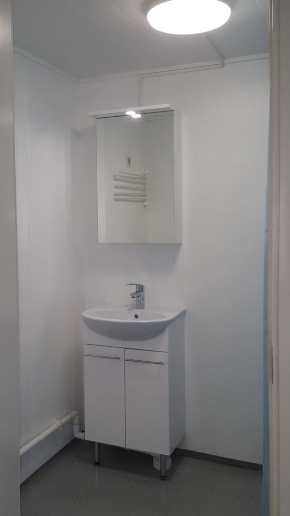 Kylpyhuoneen ovelta, pesukonepaikka vasemmalla