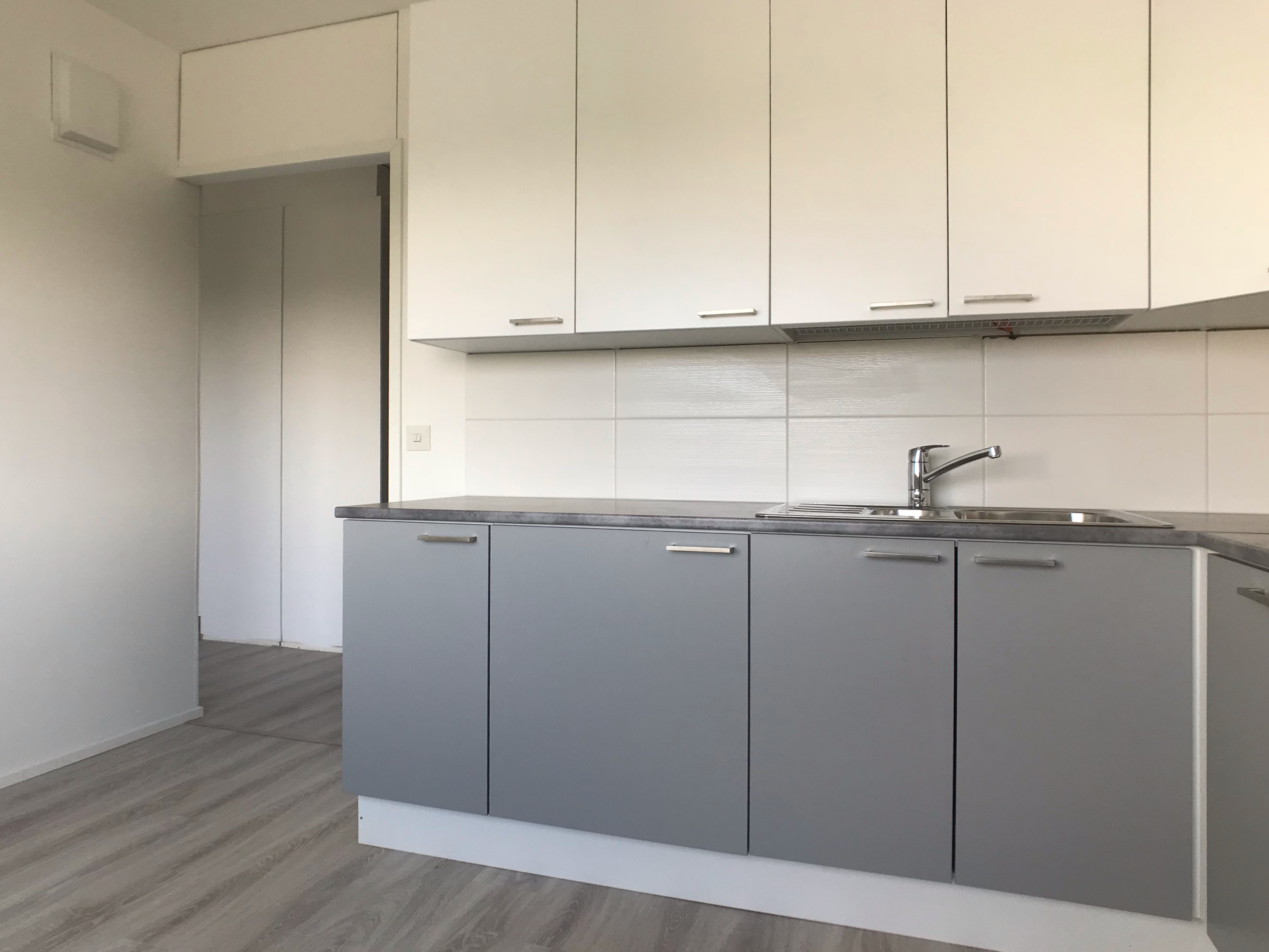 Keittiön ikkunaseinältä eteiseen päin