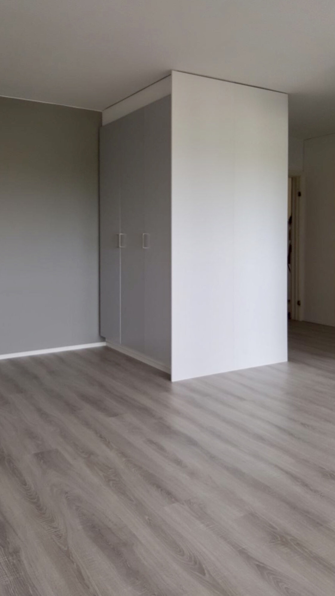 Parvekeseinän nurkasta eteiseen päin