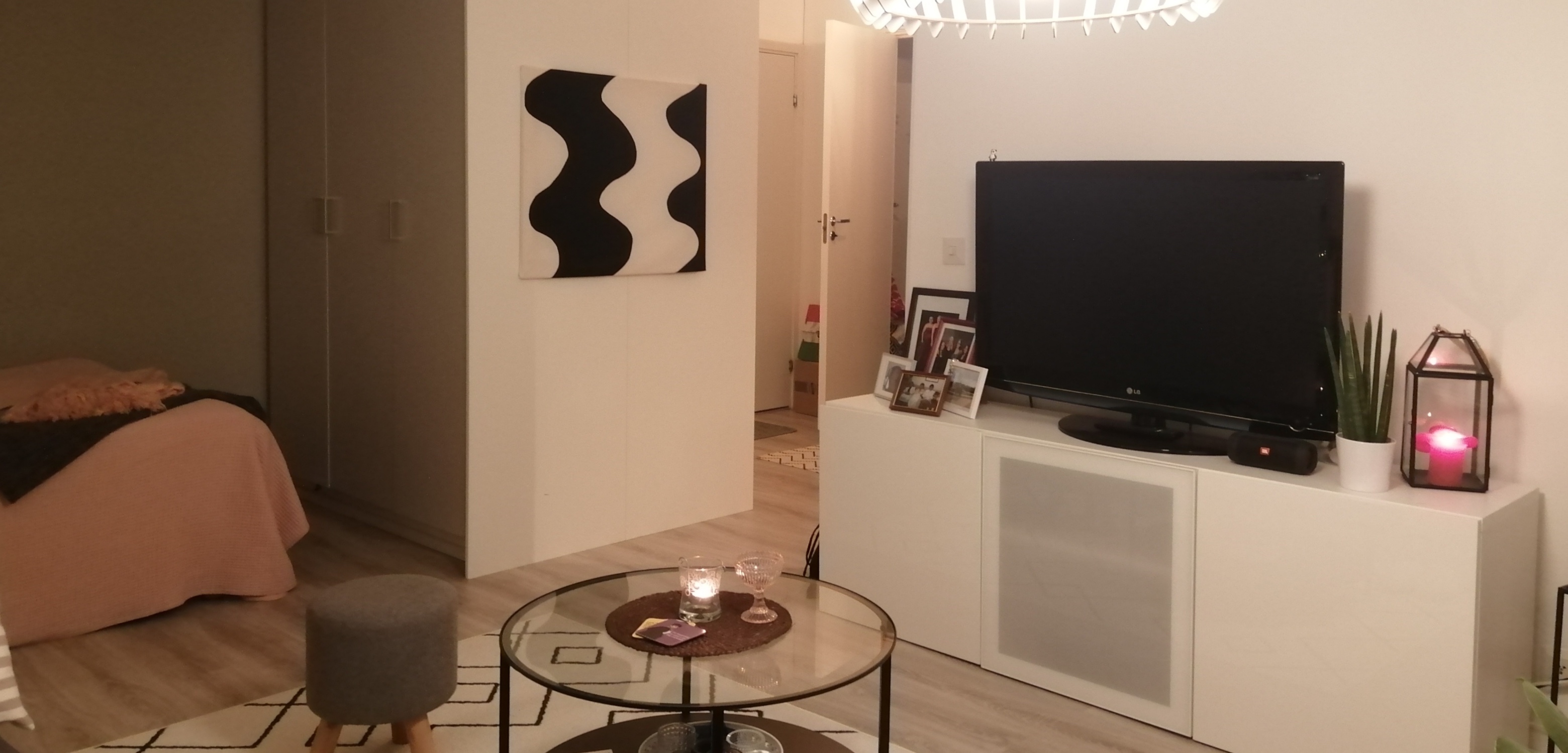 Parvekeseinän nurkasta eteiseen päin