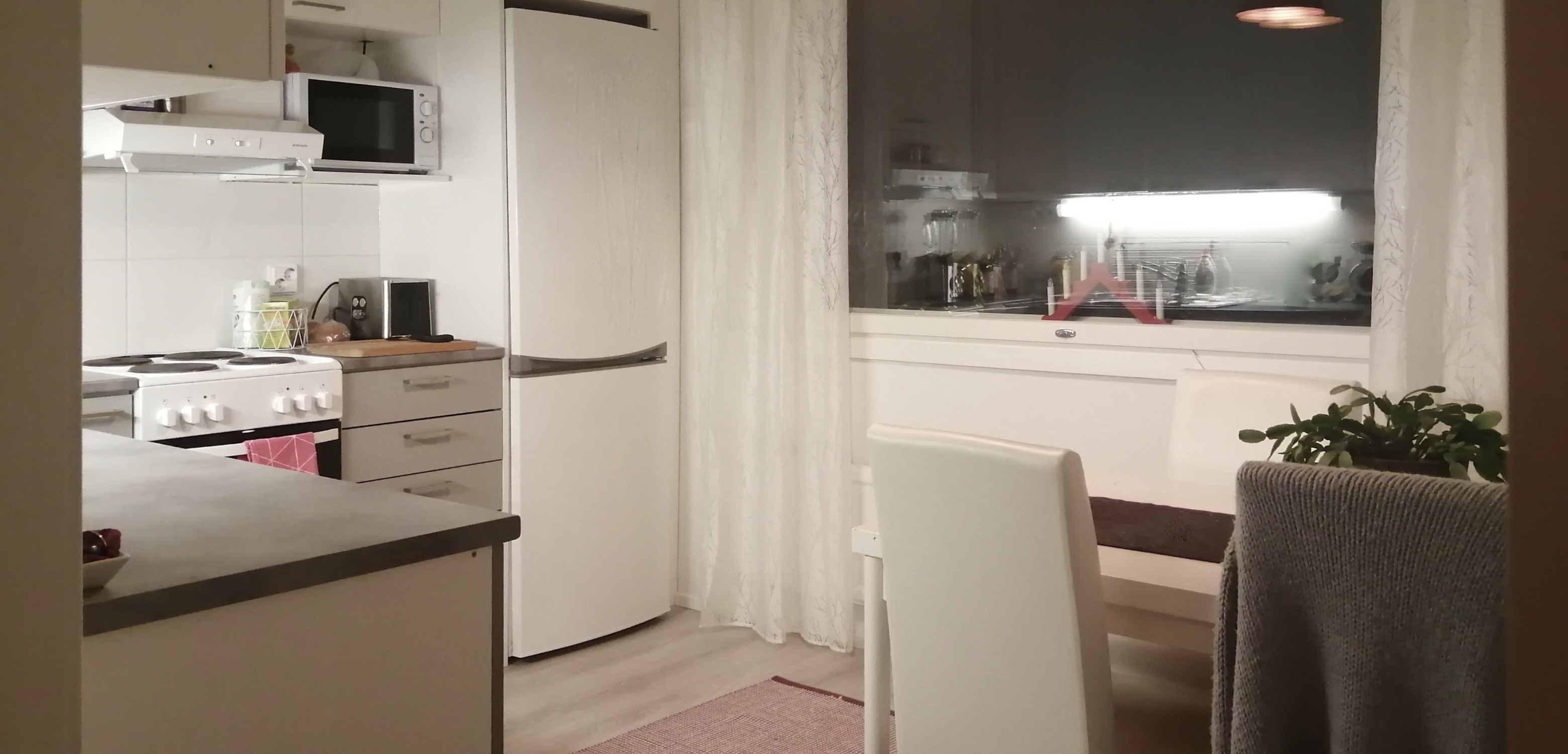 Ruokapöydälle hyvin tilaa