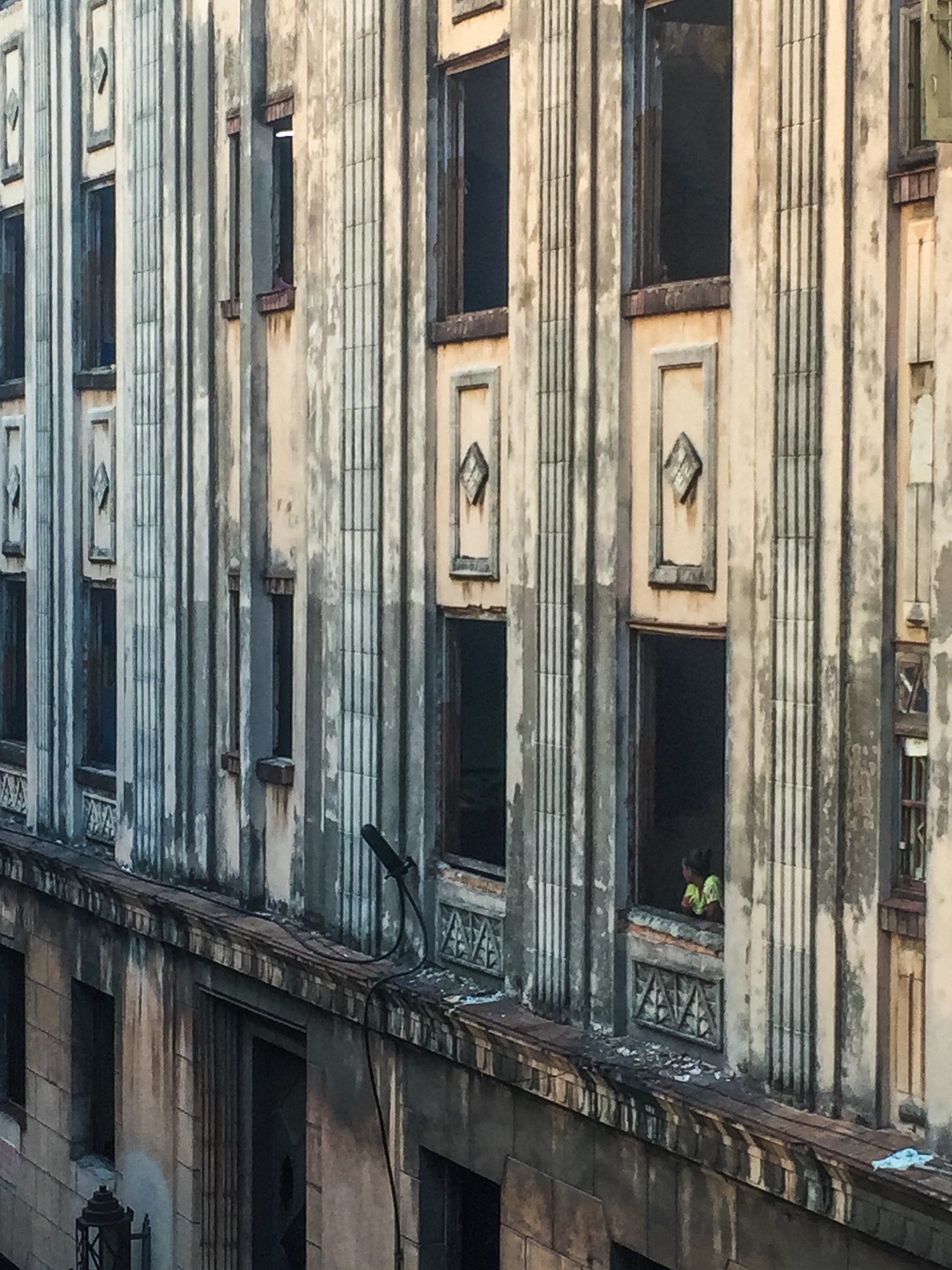 A window frame without glass - Une fenêtre sans vitre