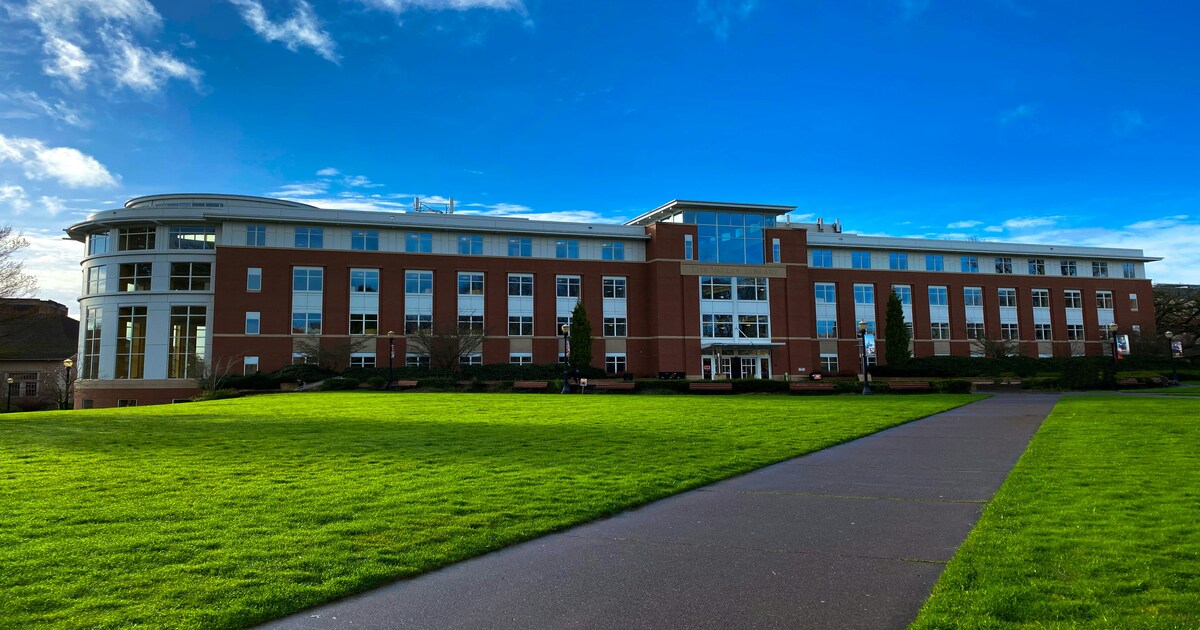 The facade of Valley Library on a sunny day on Oregon State University campus