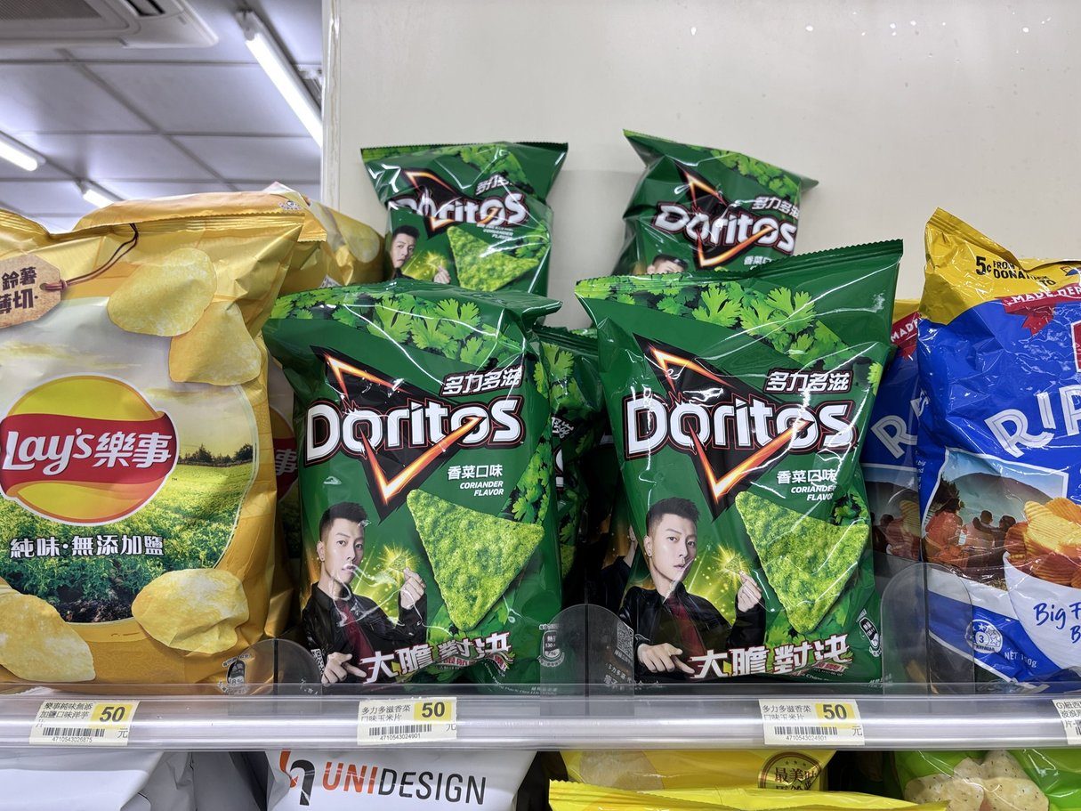 台湾限定 パクチー味 ドリトス 台湾限定商品 6袋セット パクチー Doritos FLAVOR 2袋セット｜Yahoo 迷脆 SHOTS 菓子