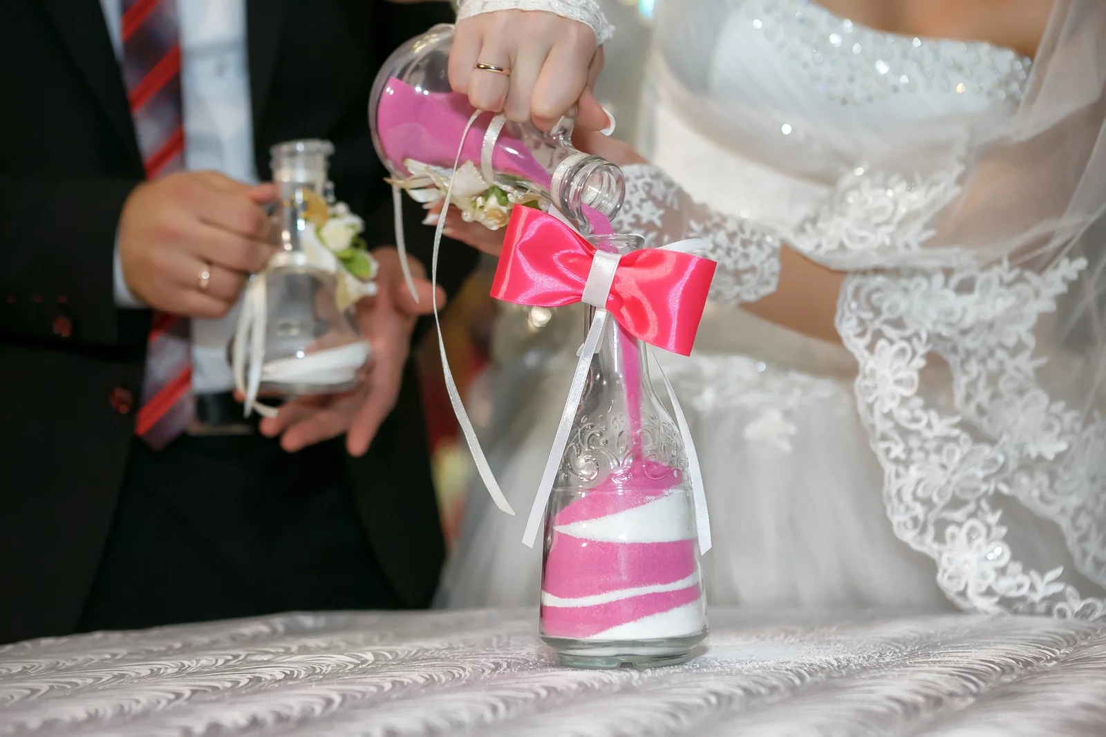 Le rituel du sable pendant la cérémonie de mariage