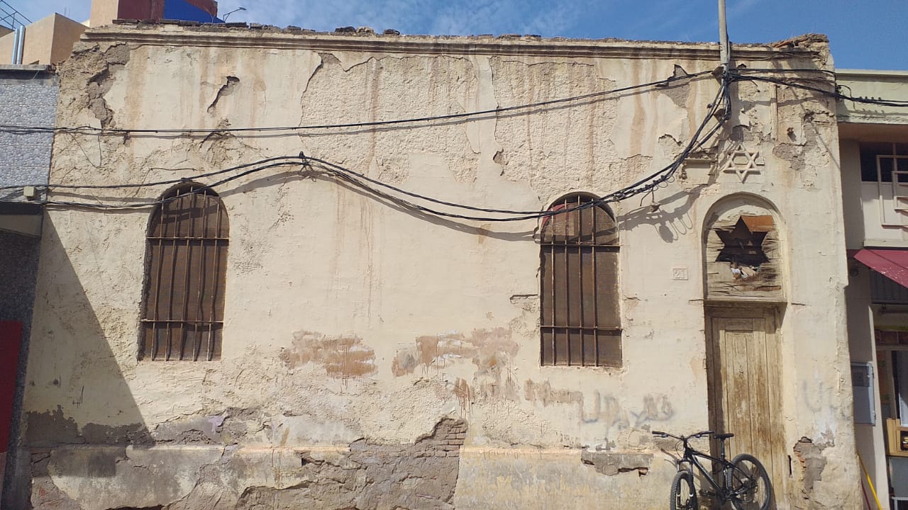 بنايات آيلة للسقوط تهدد حياة المارة وتجار الدكاكين المجاورة بمقربة من شارع محمد الخامس في وجدة