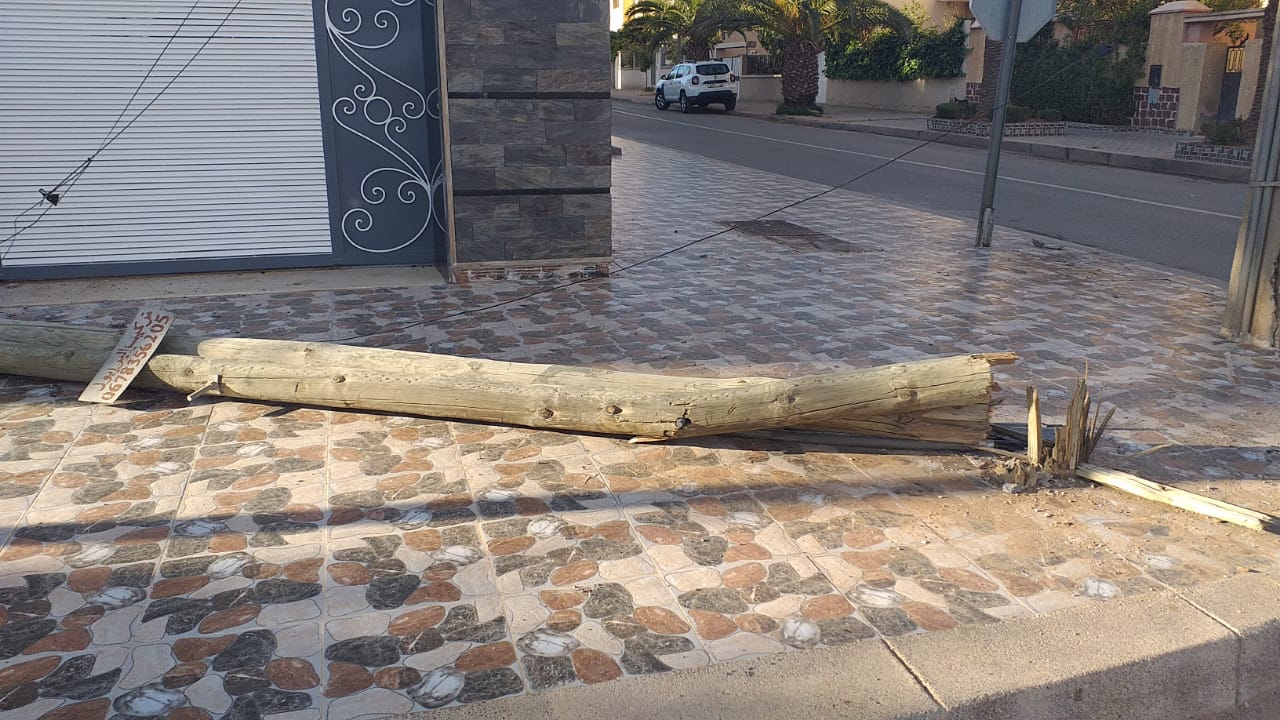 سقوط عمود كهربائي خشبي بشكل مفاجئ بوجدة