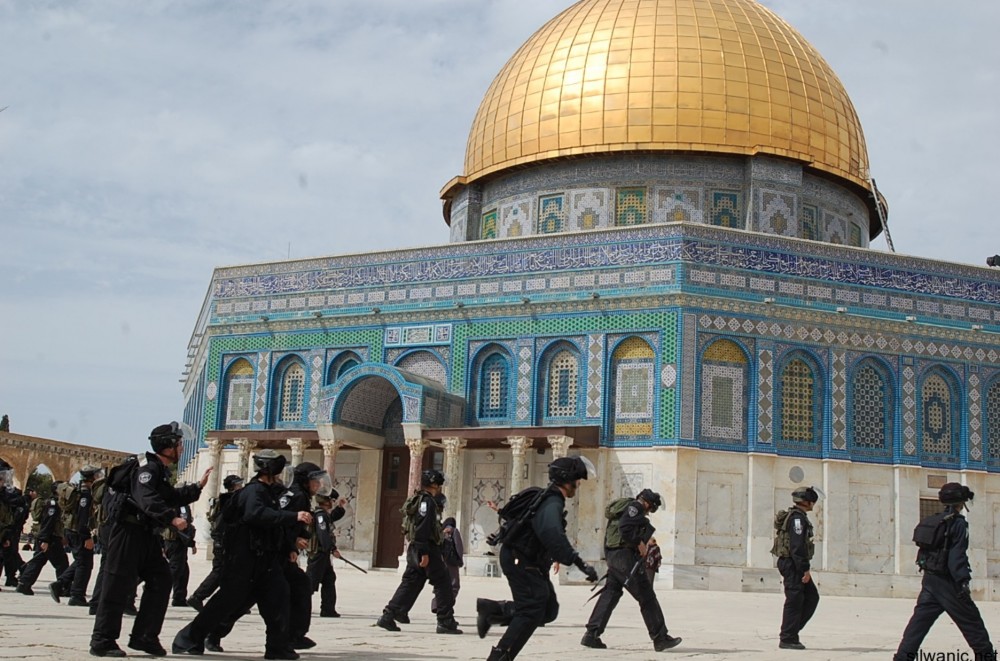 الاحتلال ينتهك حرمة رمضان ويعتدي على الأقصى والمصلين والرئاسة الفلسطينية تحذر