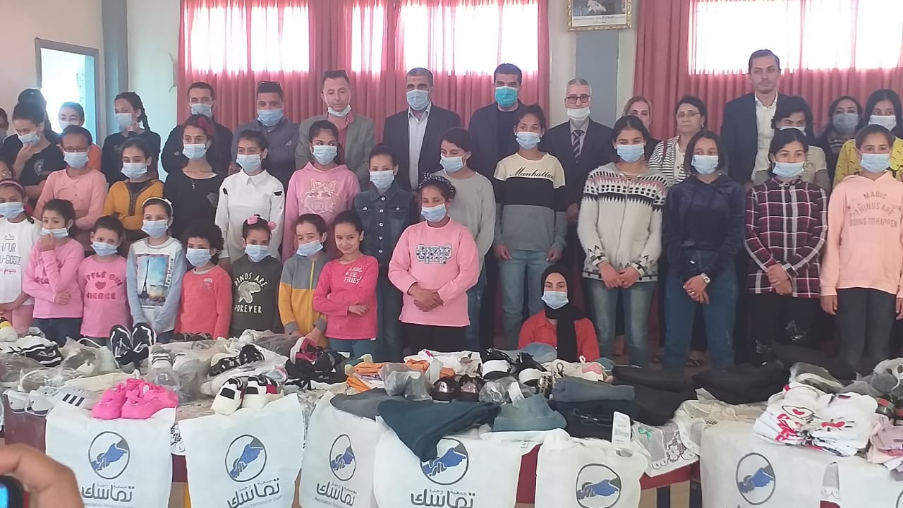 في مبادرة حسنة: جمعية “وجدة تماسك” و”الجمعية الخيرية الإسلامية” ترسمان البسمة على الأطفال الأيتام بتوزيع ملابس العيد