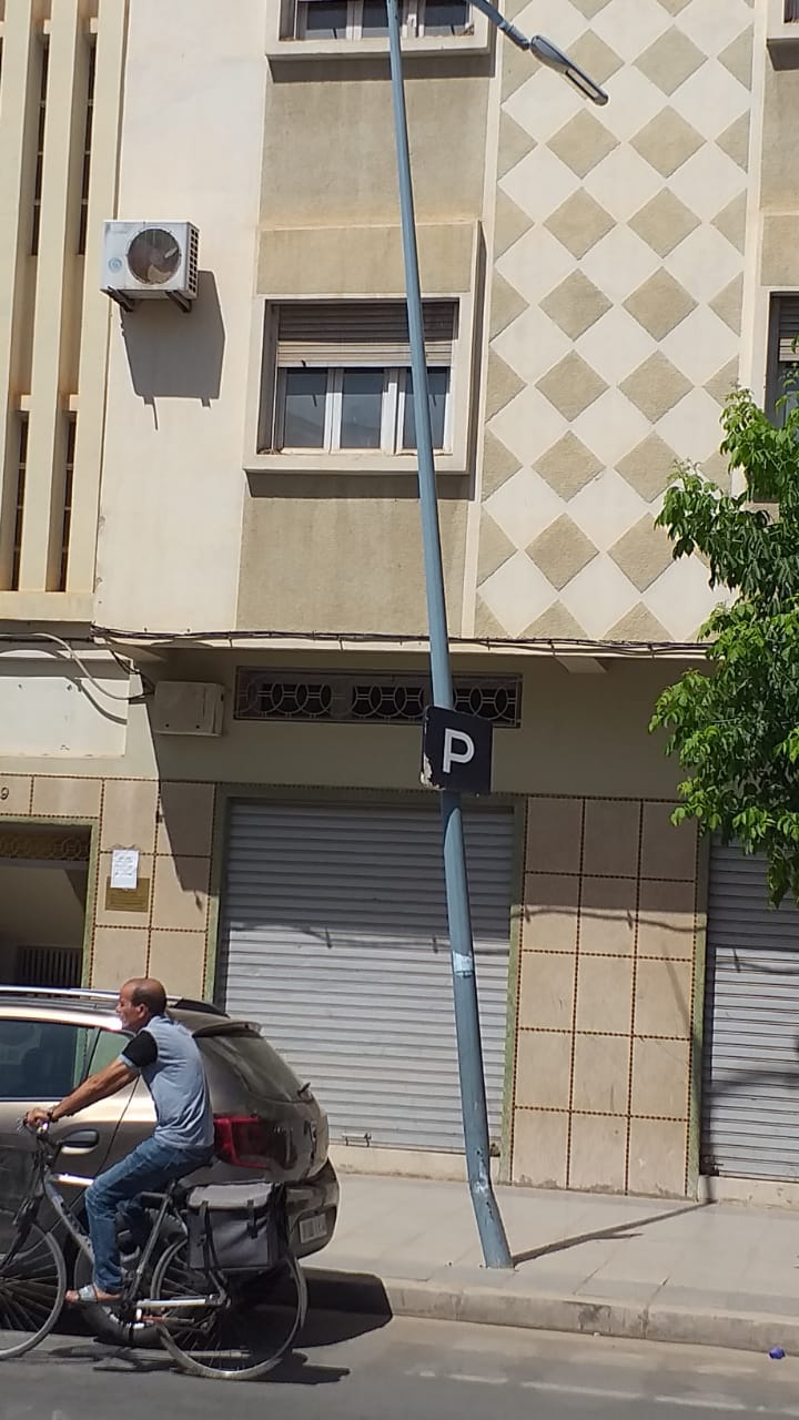 عمود كهربائي يهدد حياة المارة بوجدة