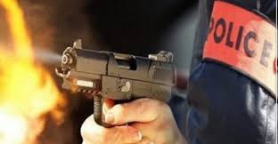 مفتش شرطة يستعمل سلاحه الوظيفي بعد إصابة زميليه بجروح على مستوى ذراعه