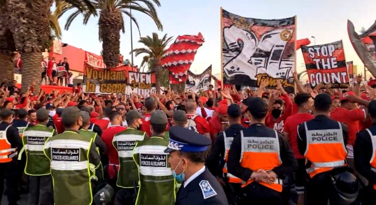 السلطات تسمح بتجمهر المئات من أنصار الوداد البيضاوي.. وتمنع صلاة العيد بالمساجد خوفا من حصول انتكاسة وبائية