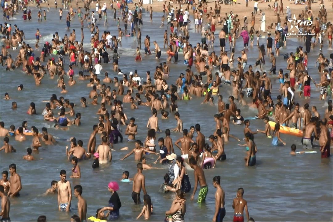 الشواطئ تحول المدن الساحلية لـ”بؤر وبائية”