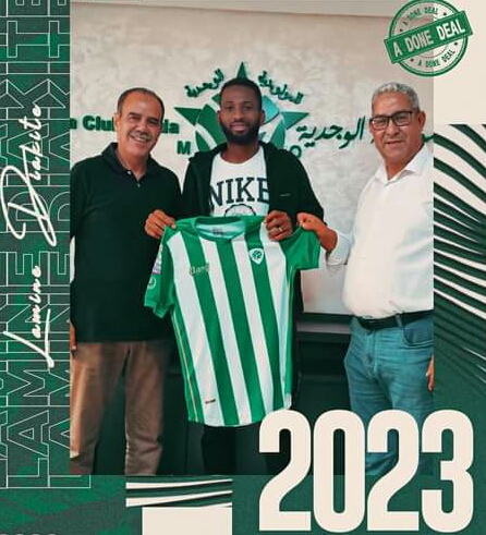 فريق المولودية الوجدية ينجح في تجديد عقد المهاجم الإيفواري لامين دياكيتي لموسمين قادمين